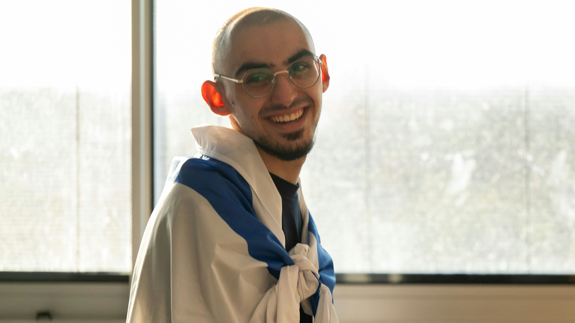 Rom Braslavski nach seiner Freilassung im Sheba Medical Center. Braslavski war von der Hamas vom Nova-Musikfestival entführt worden und wurde zwei Jahre als Geisel festgehalten.