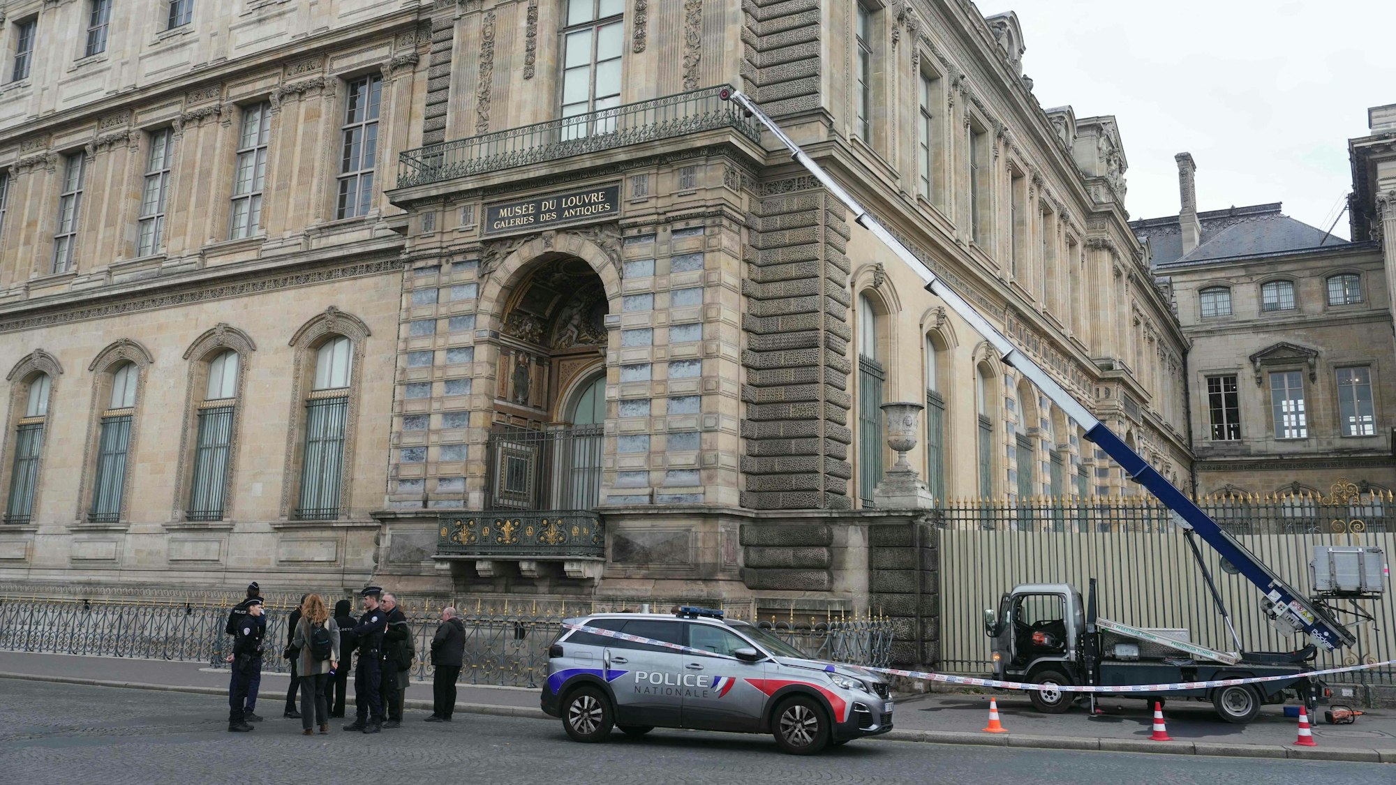 Mit diesem Lastwagen inklusive Hebebühne fuhren die Louvre-Diebe vor.