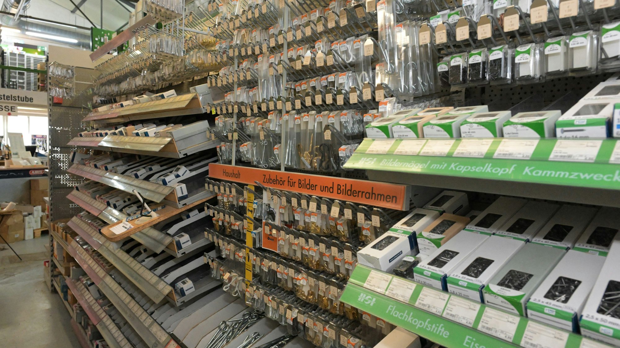 Das Foto zeigt Regale im Bastelmarkt