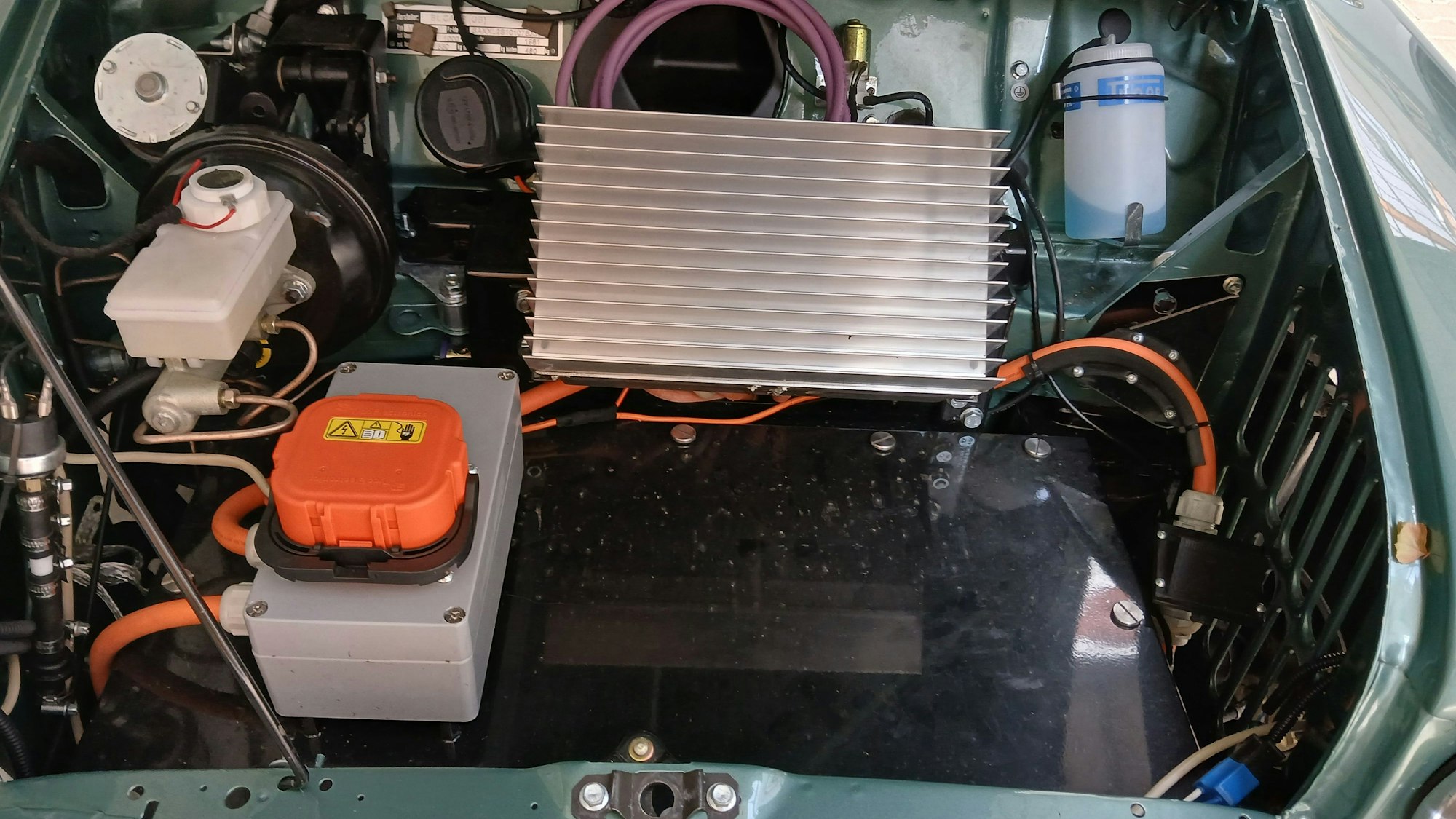 Das Bild zeigt einen Blick in den Motorraum des E-Autos.