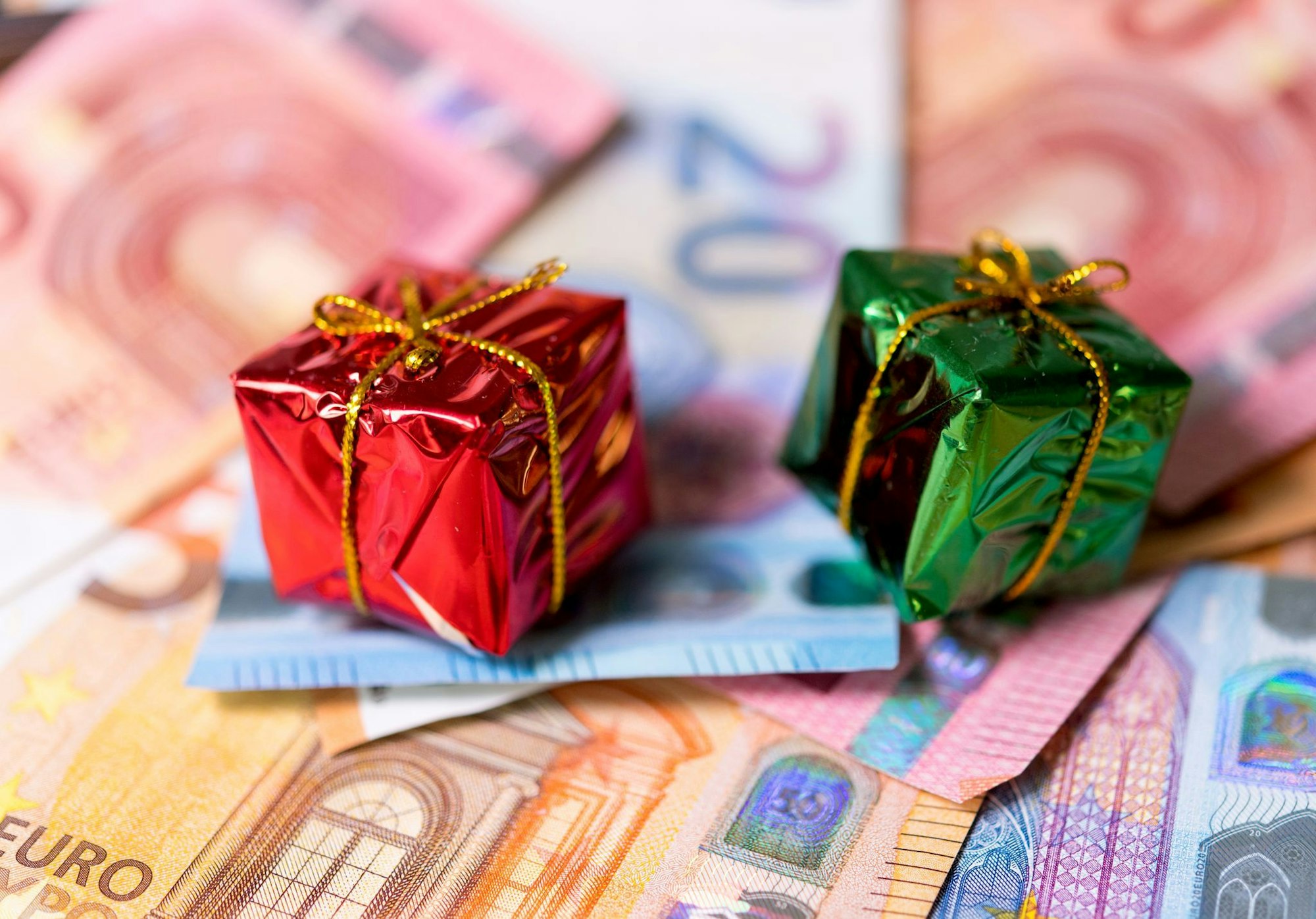 Weihnachtsgeld ist für Beschäftigte ein willkommenes Geschenk. (Symbolbild)