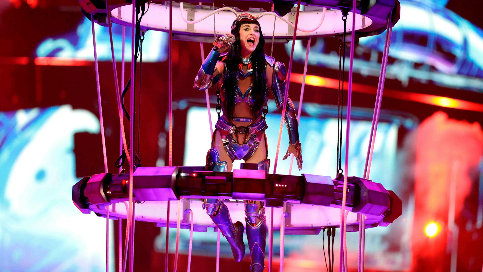 Katy Perry in einem futuristischen Outfit, schwebt über der Bühne in der Lanxess Arena