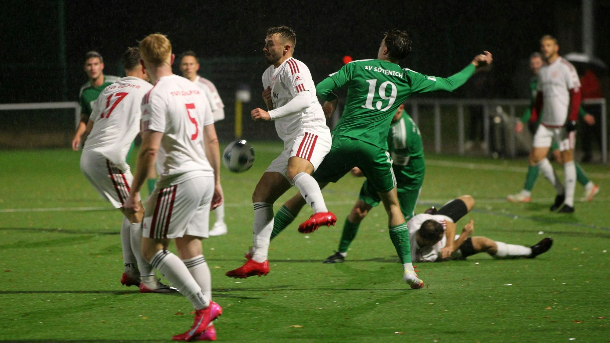 In einem Pulk von Spielern kämpfen Robin Ritz und Paul Hrziwnak um den Ball.