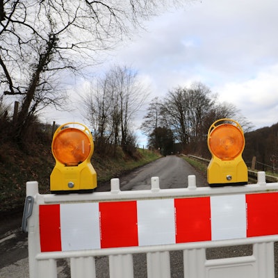 Eine rot-weiße Bake dient als Absperrung.