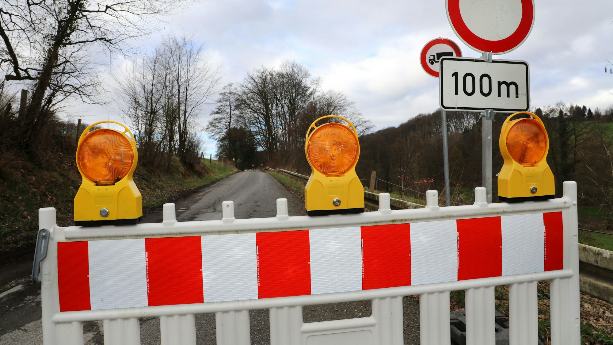 Eine rot-weiße Bake dient als Absperrung.