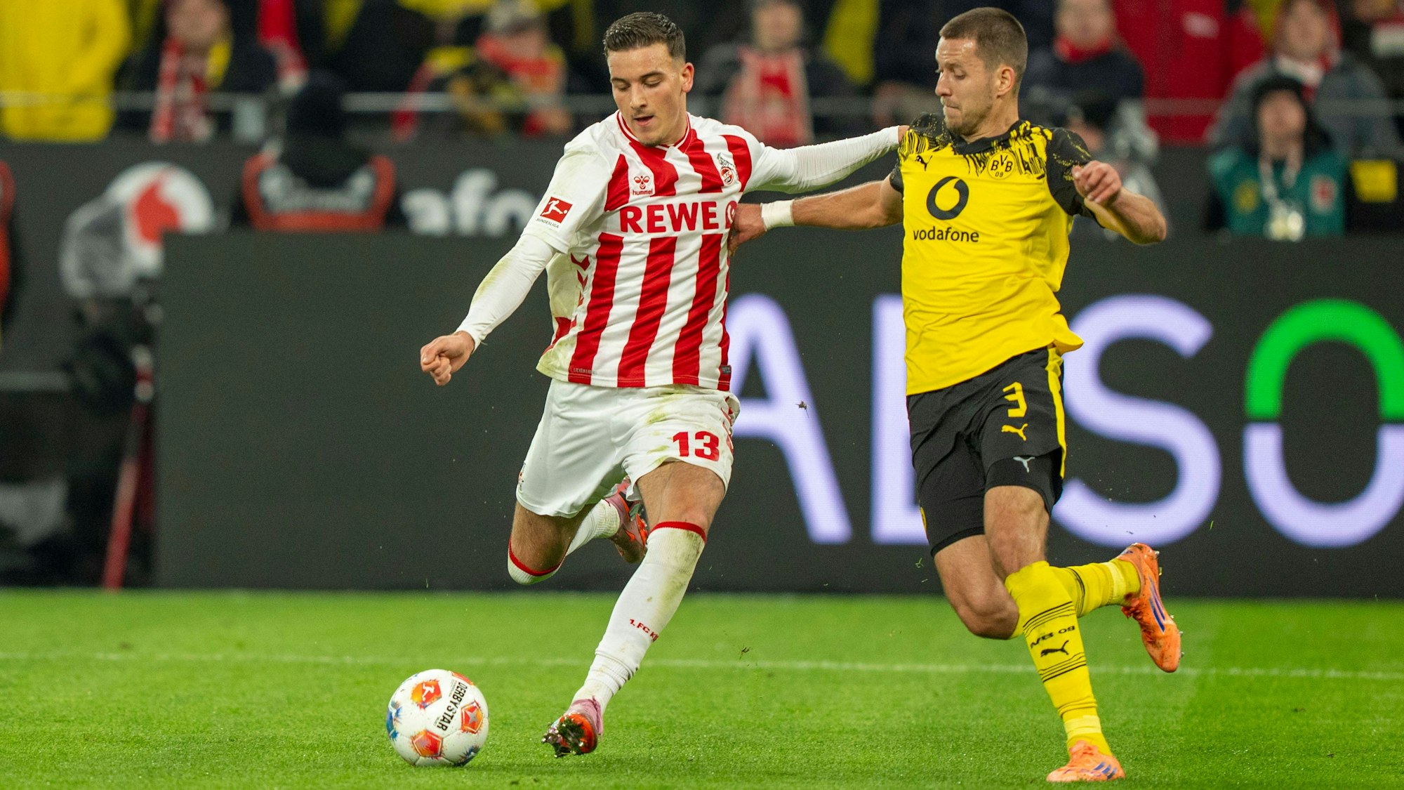 Zweikampf zwischen Alleinunterhalter Said El Mala und Dortmunds Waldemar Anton (r.).