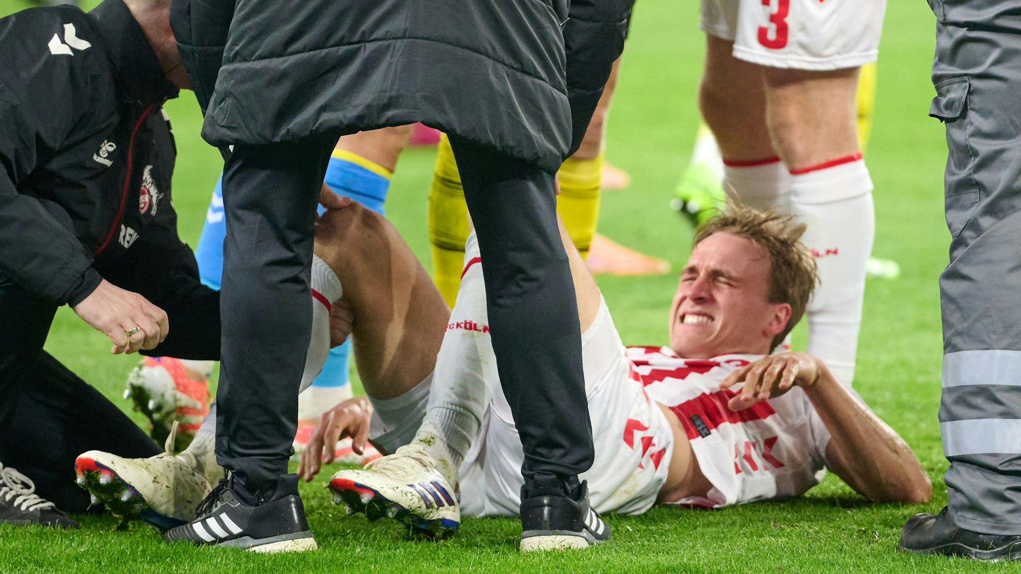 Drama um Timo Hübers: Der FC-Innenverteidiger hat sich schwer am Knie verletzt und fällt lange aus.
