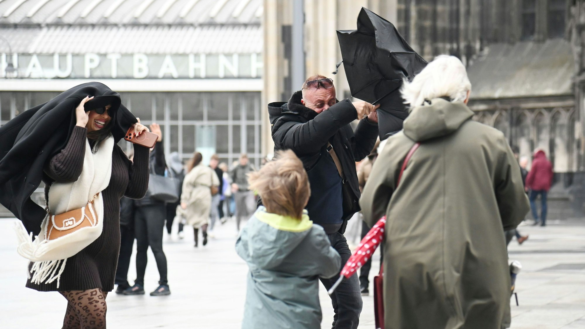 23.10.2025: Regen und Wind auf der Kölner Domplatte