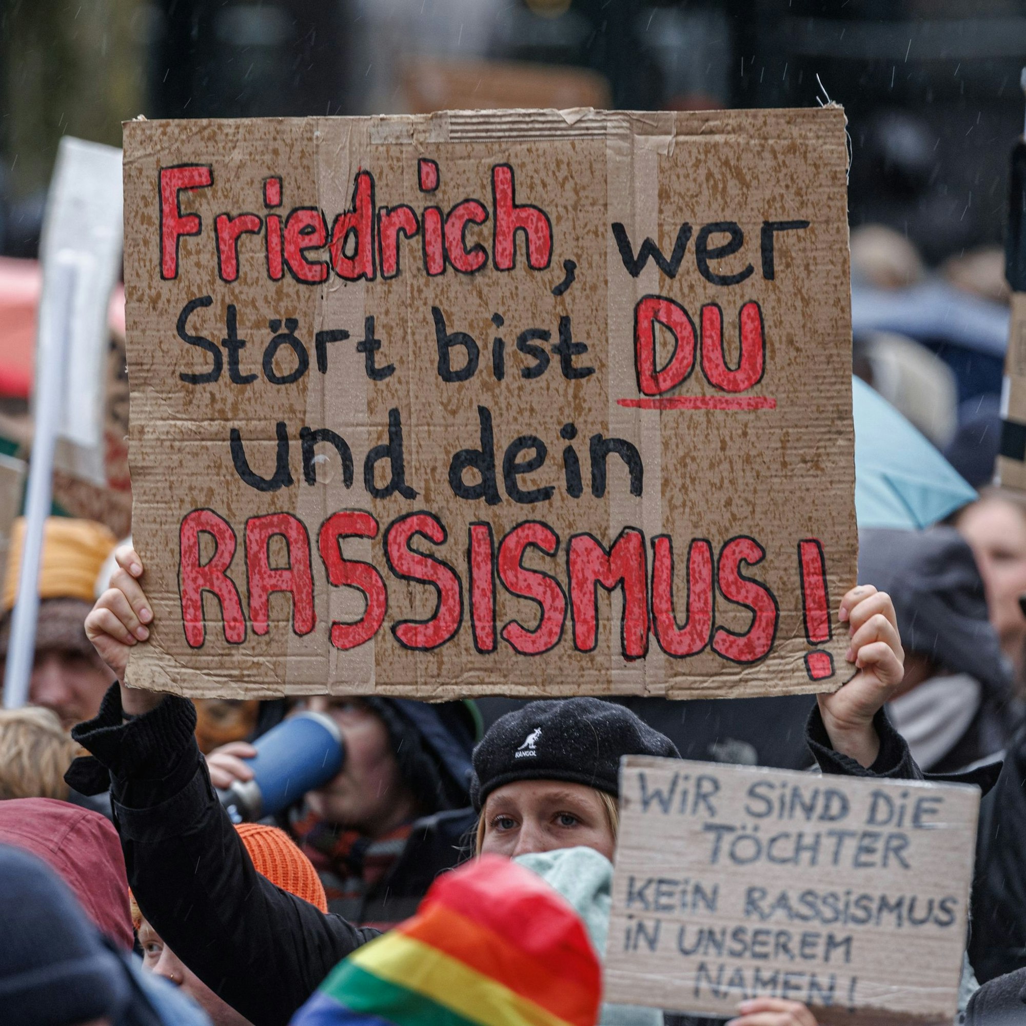 Nicht nur Menschen mit Migrationshintergrund werfen Bundeskanzler Friedrich Merz (CDU) nach seinen Äußerungen zu Migration und dem «Stadtbild» Rassismus vor.