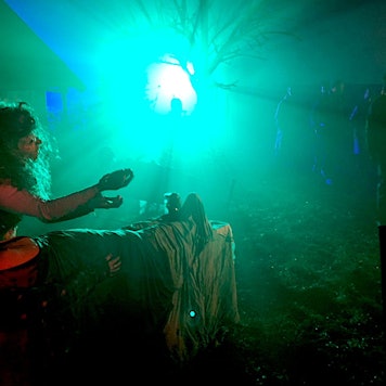 Eine Vampirin versucht, die Besucher beim Halloween-Spektakel auf der Burg Satzvey anzulocken.