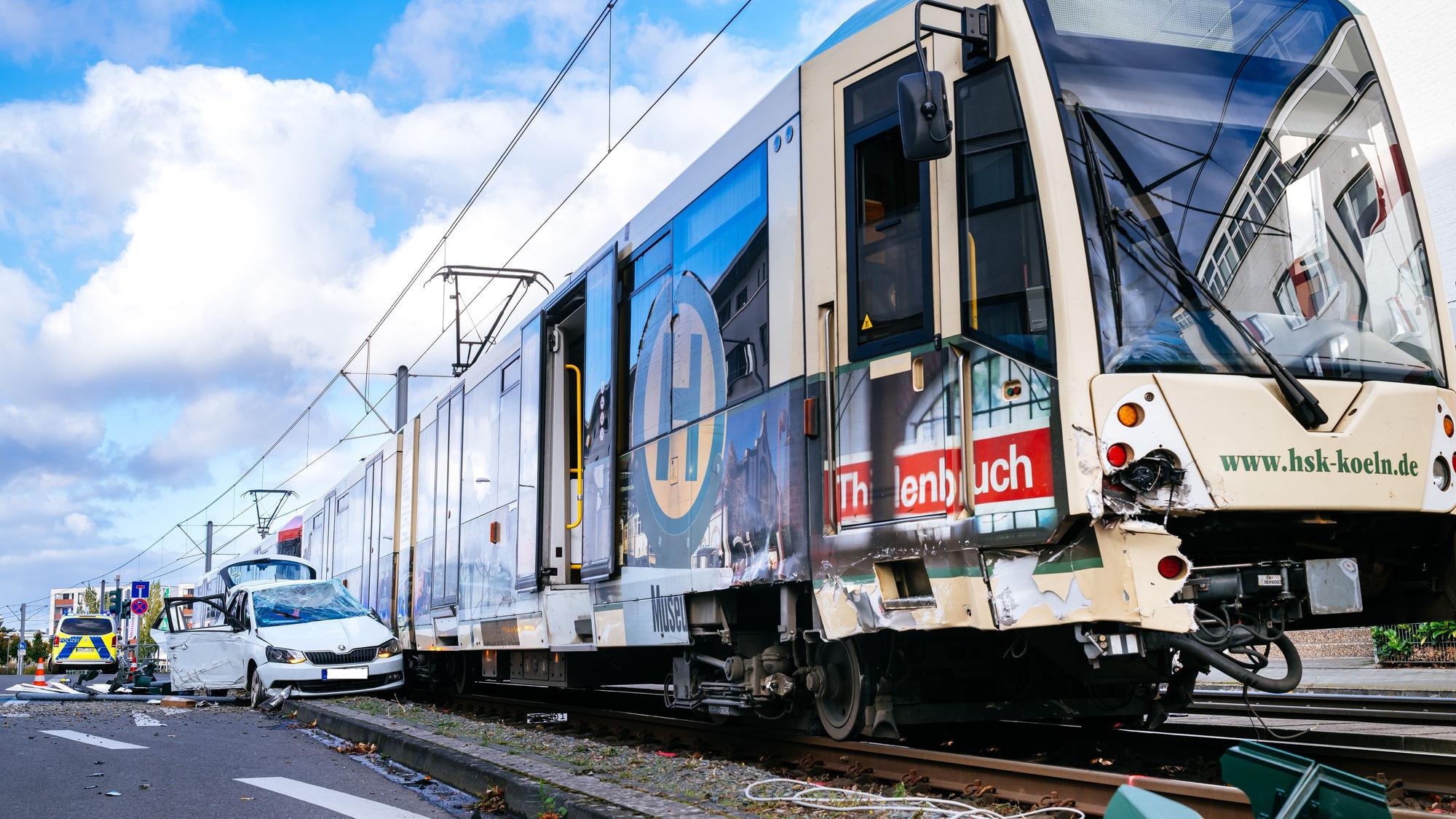 Zu sehen ist ein Unfall in Köln-Ossendorf.