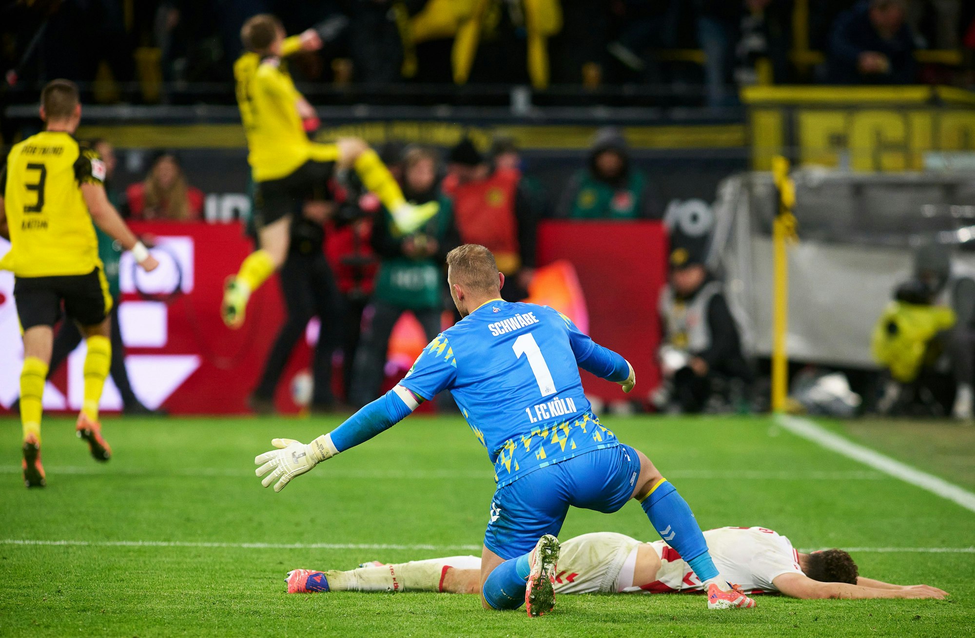 Maximilian Beier (hinten M, Borussia Dortmund) jubelt über sein Tor zum 1:0 in der Nachspielzeit gegen Torwart Marvin Schwäbe (vorne, 1. FC Köln).