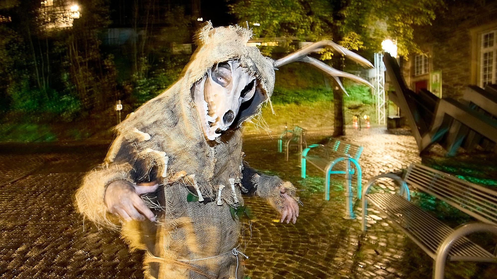 Ein vermummter Geist mit einem Geweih läuft durch die Straßen.