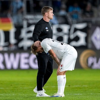 v.li.: Meiko Sponsel Viktoria, 19, Marian Wilhelm Trainer, Cheftrainer, Viktoria, Robin Velasco Viktoria, 11, enttäuscht über die Niederlage, Enttäuschung nach dem Schlusspfiff, Highlight, Verlierer, verloren, Frustration, disappointed, pessimistisch, 24.08.2025, Mannheim Deutschland, Fussball, 3. Liga, SV Waldhof Mannheim - FC Viktoria Köln, DFB/DFL REGULATIONS PROHIBIT ANY USE OF PHOTOGRAPHS AS IMAGE SEQUENCES AND/OR QUASI-VIDEO. *** v li Meiko Sponsel Viktoria, 19 , Marian Wilhelm coach, head coach, Viktoria , Robin Velasco Viktoria, 11 , disappointed about the defeat, disappointment after the final whistle, highlight, loser, lost, frustration, disappointed, pessimistic, 24 08 2025, Mannheim Germany , Football, 3 Liga, SV Waldhof Mannheim FC Viktoria Köln, DFB DFL REGULATIONS PROHIBIT ANY USE OF PHOTOGRAPHS AS IMAGE SEQUENCES AND OR QUASI VIDEO xozx