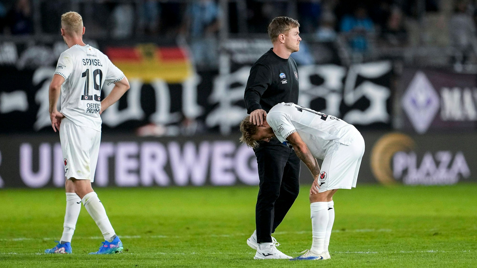 v.li.: Meiko Sponsel Viktoria, 19, Marian Wilhelm Trainer, Cheftrainer, Viktoria, Robin Velasco Viktoria, 11, enttäuscht über die Niederlage, Enttäuschung nach dem Schlusspfiff, Highlight, Verlierer, verloren, Frustration, disappointed, pessimistisch, 24.08.2025, Mannheim Deutschland, Fussball, 3. Liga, SV Waldhof Mannheim - FC Viktoria Köln, DFB/DFL REGULATIONS PROHIBIT ANY USE OF PHOTOGRAPHS AS IMAGE SEQUENCES AND/OR QUASI-VIDEO. *** v li Meiko Sponsel Viktoria, 19 , Marian Wilhelm coach, head coach, Viktoria , Robin Velasco Viktoria, 11 , disappointed about the defeat, disappointment after the final whistle, highlight, loser, lost, frustration, disappointed, pessimistic, 24 08 2025, Mannheim Germany , Football, 3 Liga, SV Waldhof Mannheim FC Viktoria Köln, DFB DFL REGULATIONS PROHIBIT ANY USE OF PHOTOGRAPHS AS IMAGE SEQUENCES AND OR QUASI VIDEO xozx