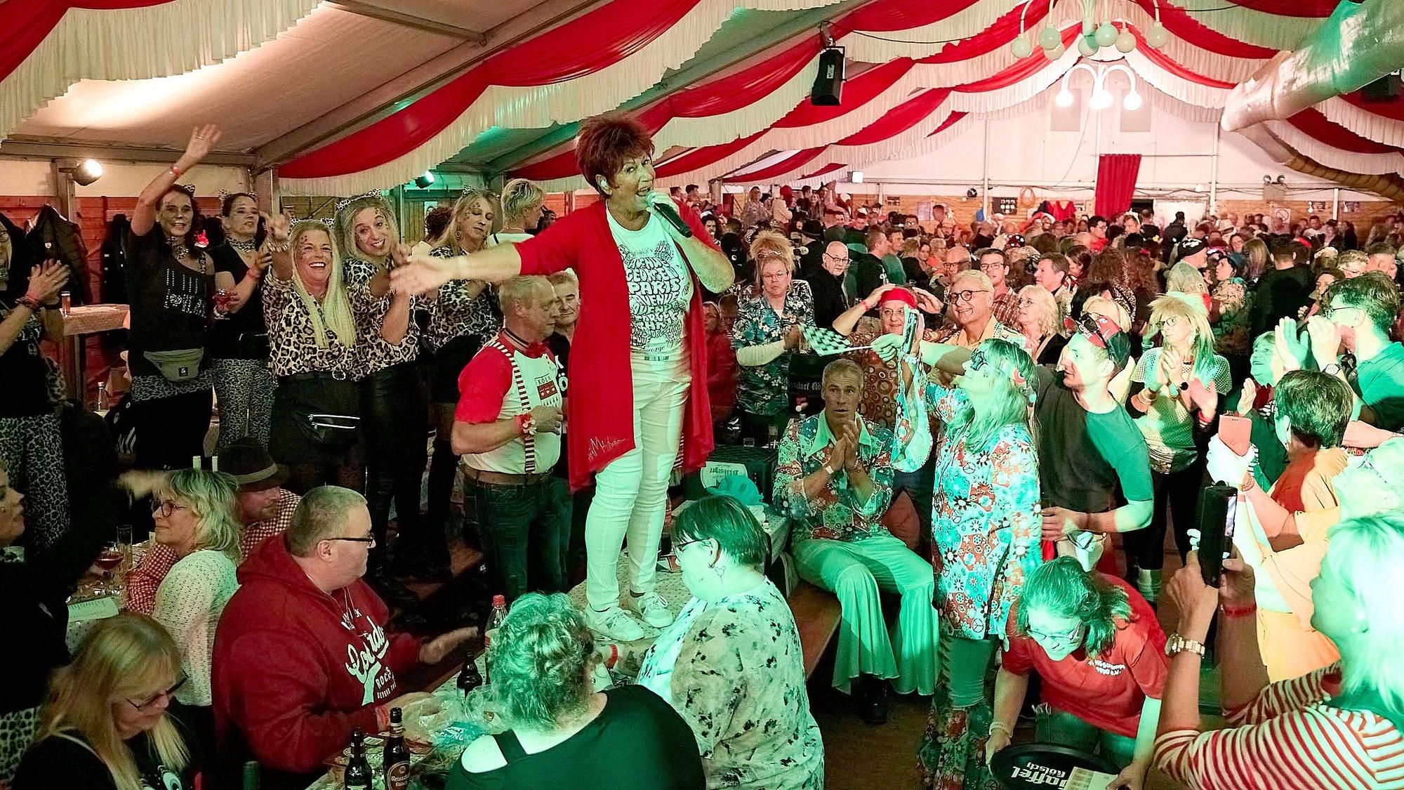 Auf einem Biertisch stand Marita Köllner bei ihrem Auftritt.