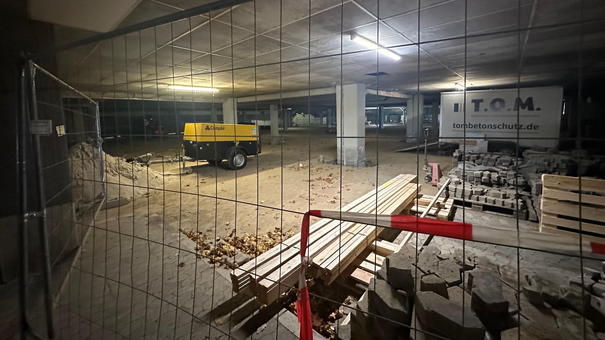 Die Parkfläche unter dem Karl-Gatzweiler-Platz am Rathaus wird zurzeit saniert.