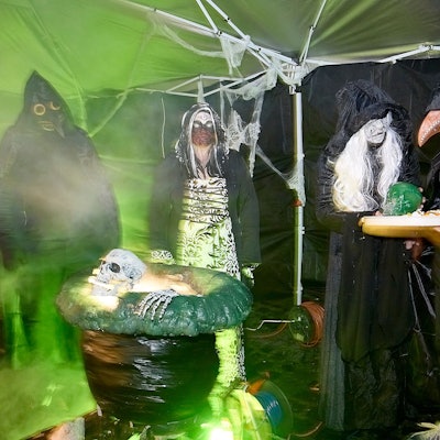 In der Monschauer Innenstandt waren wieder allerhand Geister unterwegs. Vier Personen in schaurigen, dunklen Kostümen sind zu sehen.