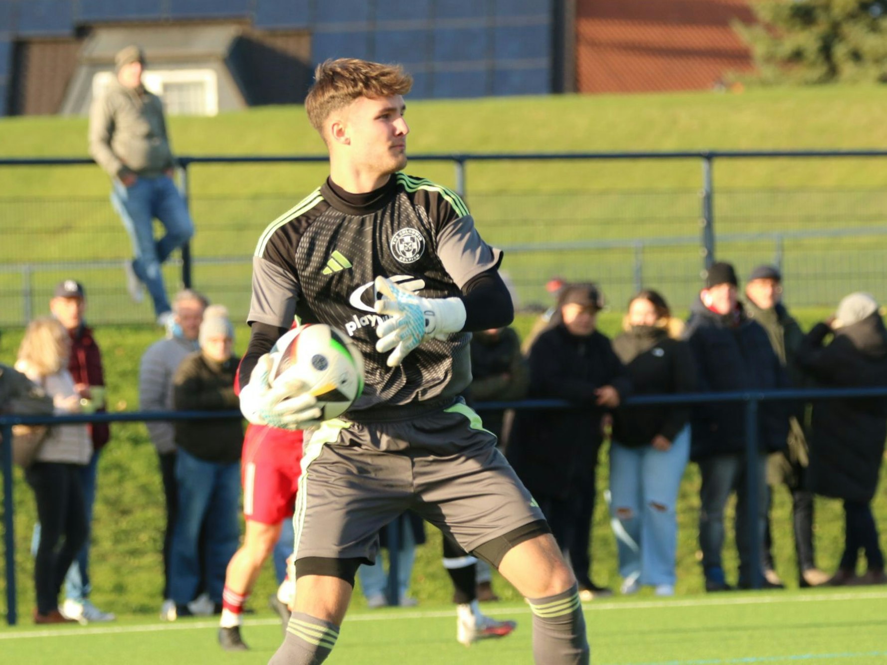 Torwart Jan Beyers beim Abwurf.