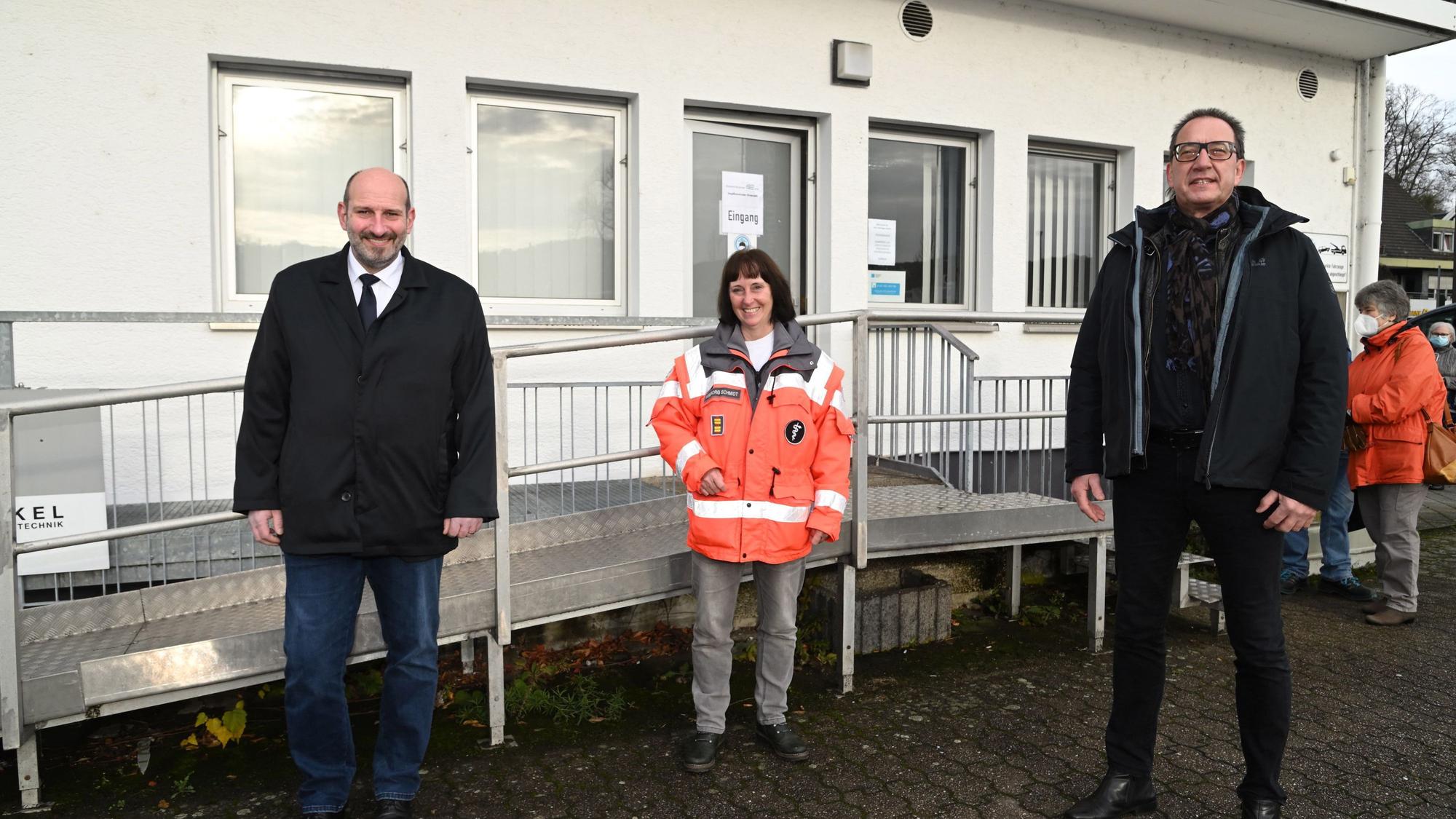 Impfzentrum in Overath eröffnet
Christoph Nicodemus, mit Ingeborg Schmidt, Bernd Sassenhof