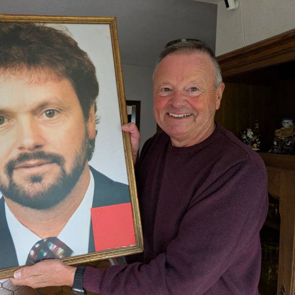 Hans Schmitz hält das Foto aus seinem Wahlkampf 1994 in der Hand, das Freunde für ihn mit einem goldenen Rahmen versehen haben.