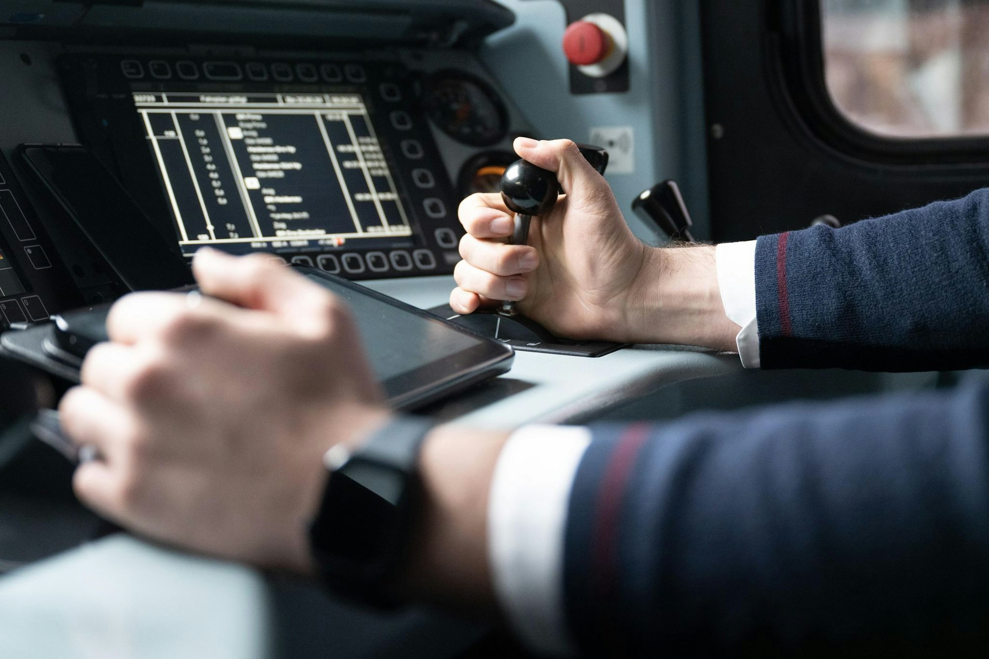 Insbesondere im operativen Bereich sucht die Bahn weiterhin Personal - und stellt nun trotz Krise Tausende Auszubildende ein. (Archivbild)
