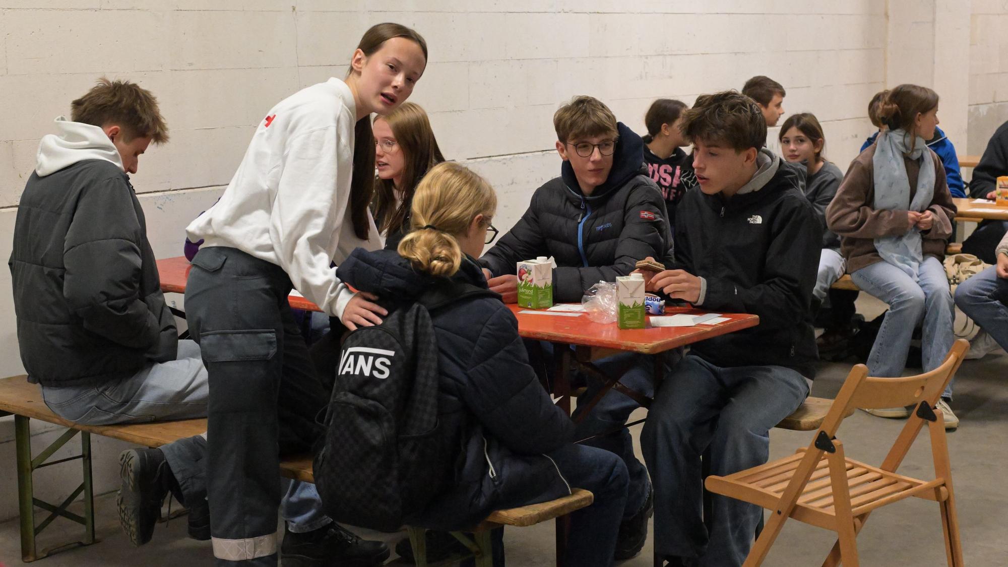 DRK-Einsatzkräfte betreuen, die wegen einer Bombenentschärfung in Sicherheit gebrachten Schülerinnen und Schüler.
