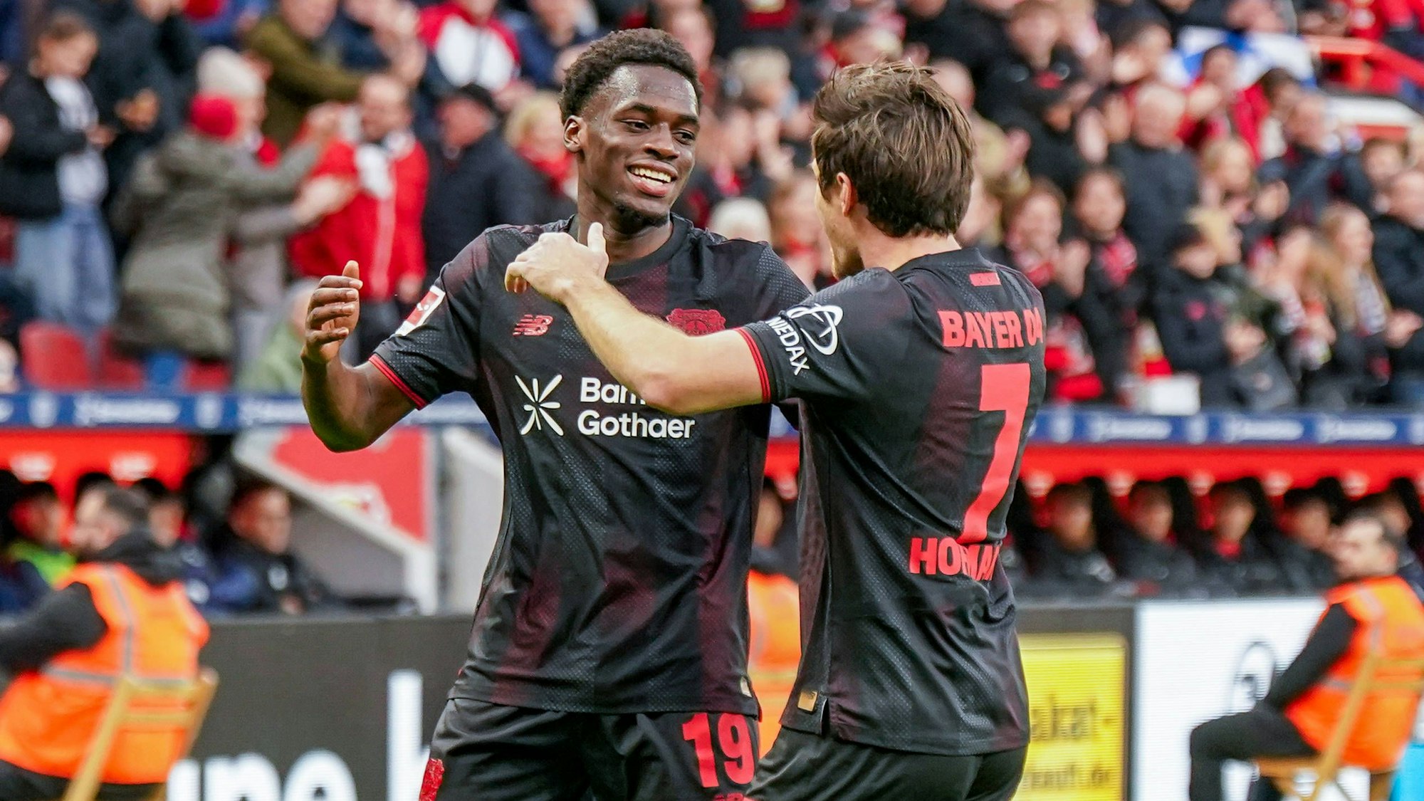 Leverkusener Torjubel nach dem 1:0 durch Ernest Poku (l.), er sich die Glückwünsche von Jonas Hofmann abholt.
