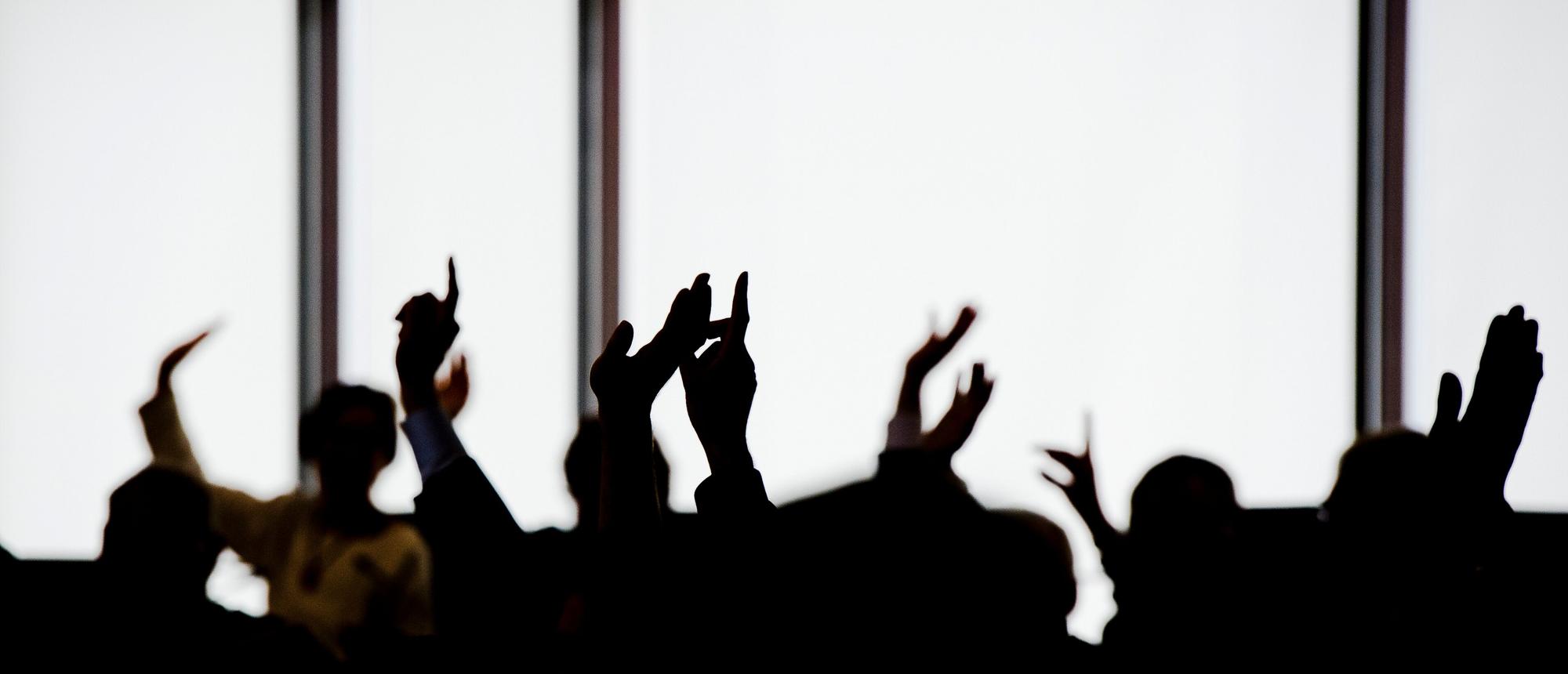 Abgeordnete heben bei einer Abstimmung am 24.04.2013 im Wiesbadener Landtag (Hessen) die Hände