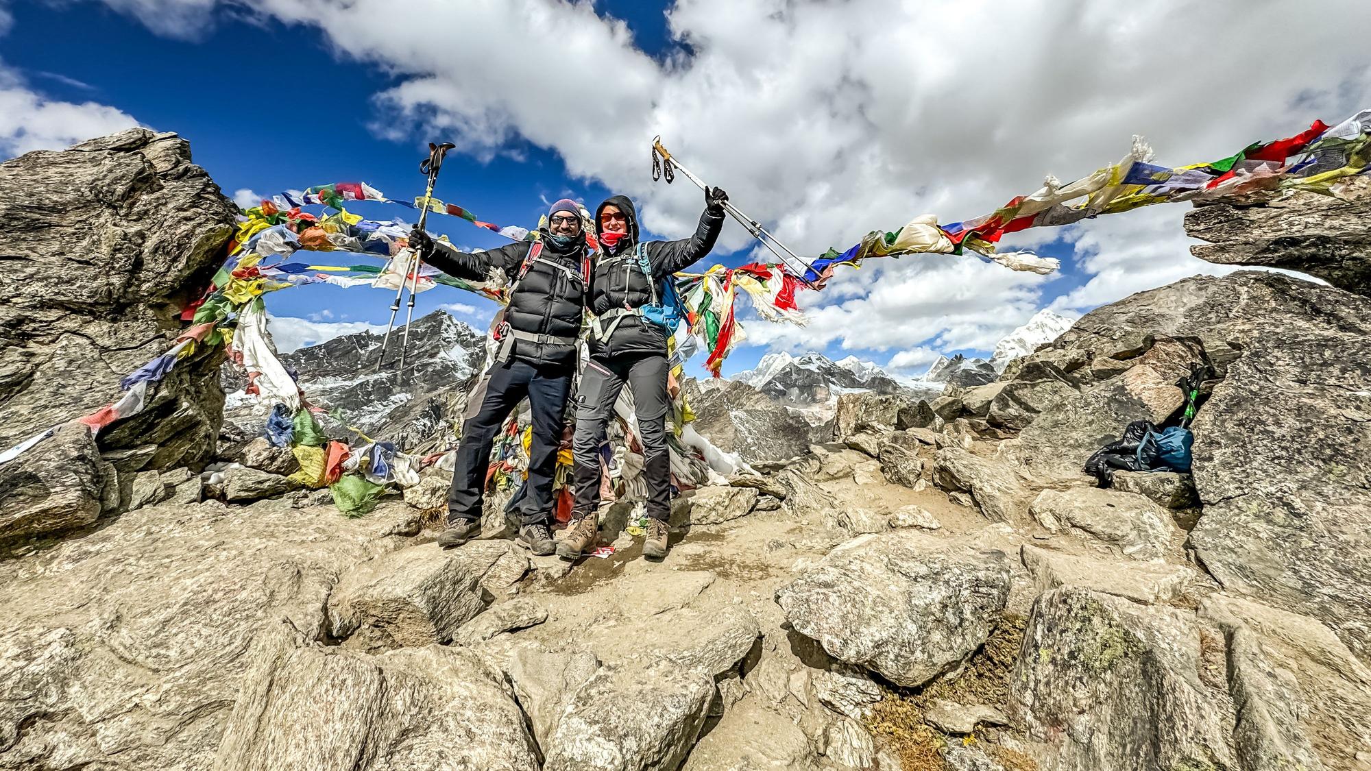 Die Bad Münstereifeler Carolin Steig und Martin Merten stehen in der Region des Mount Everest in Nepal vor Gebetsfahnen.