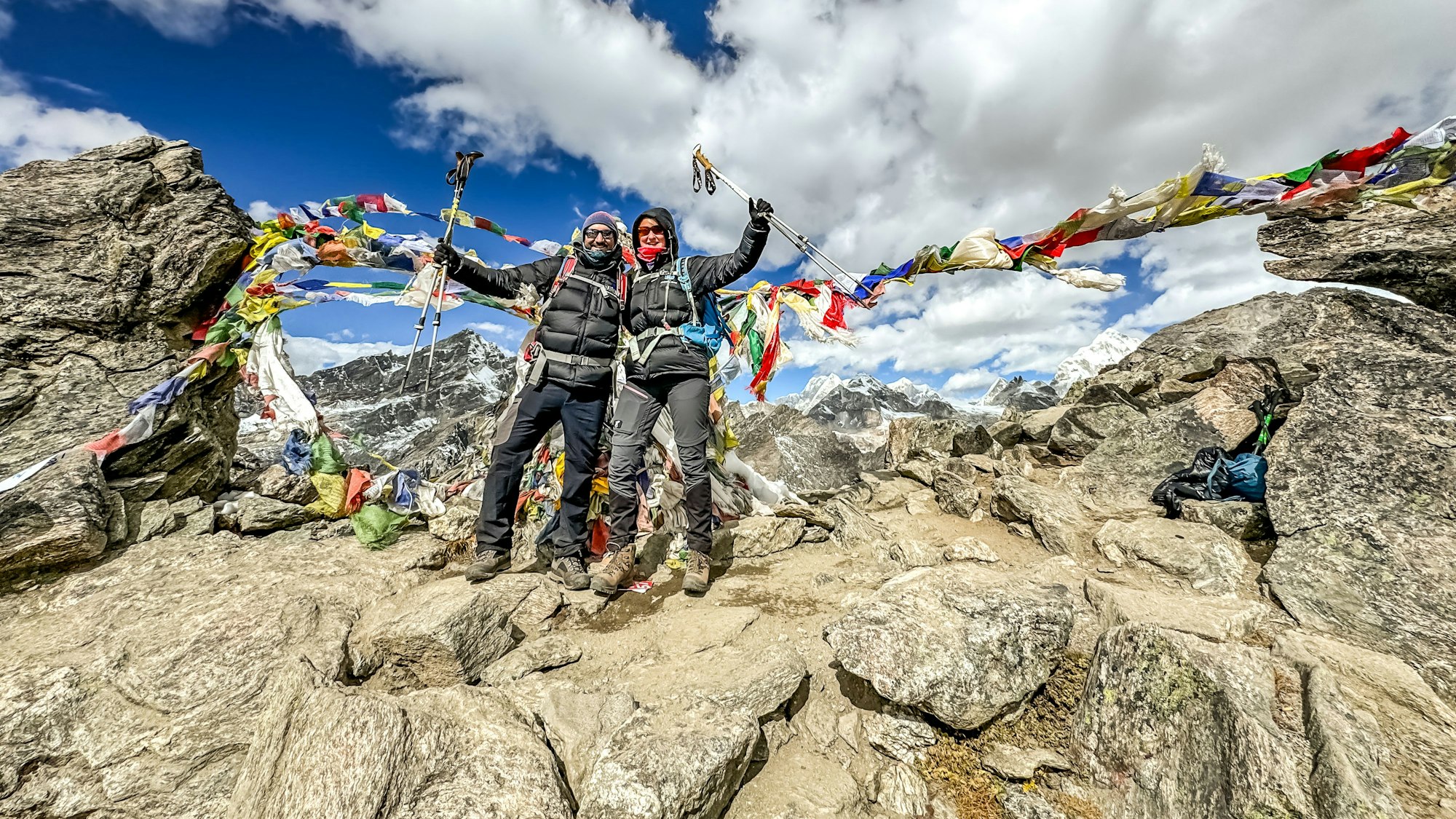 Die Bad Münstereifeler Carolin Steig und Martin Merten stehen in der Region des Mount Everest in Nepal vor Gebetsfahnen.
