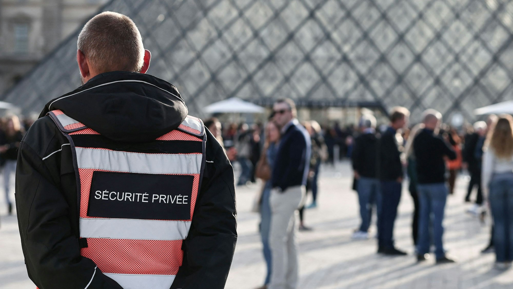 Die Polizei nahm zwei Verdächtige des Louvre-Kronjuwelen-Diebstahls fest: Bandendiebstahl und kriminelle Vereinigung vermutet.