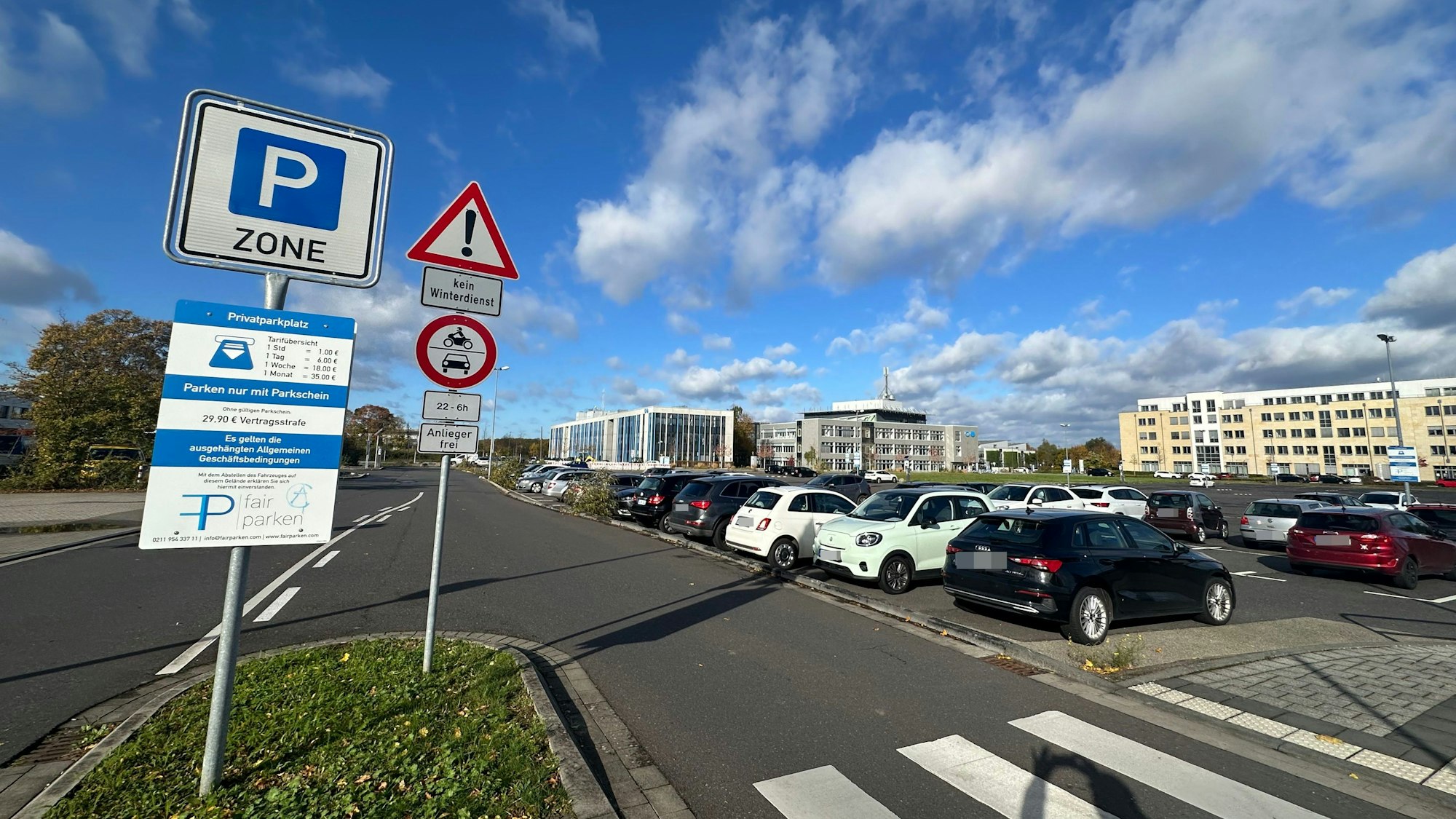 Parken auf der Fläche zwischen Hochschule (hinten im Bild) und Huma kostet ab der ersten Minute Gebühren.