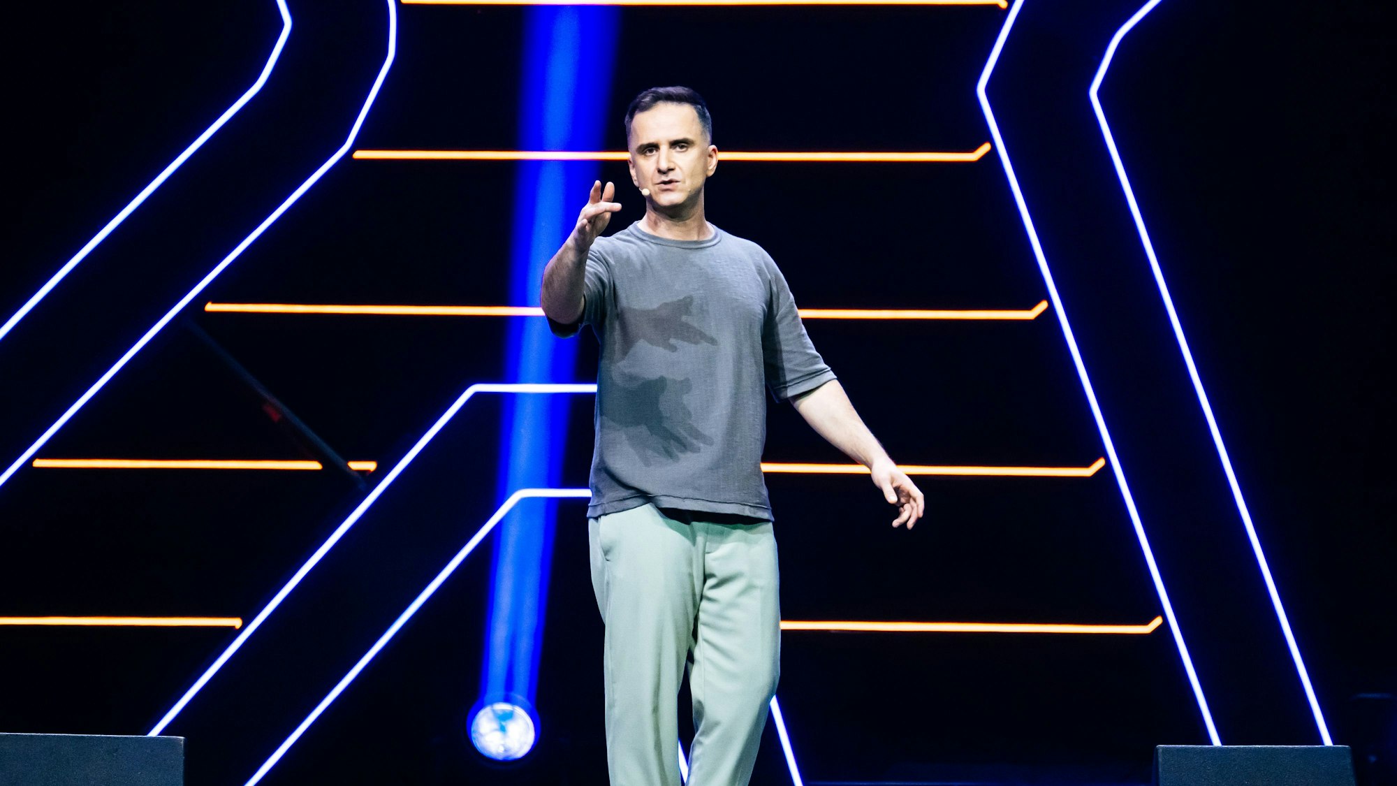 Kabarettist Özcan Coşar ist auch für seinen Podcast „Bratwurst und Baklava“ bekannt.