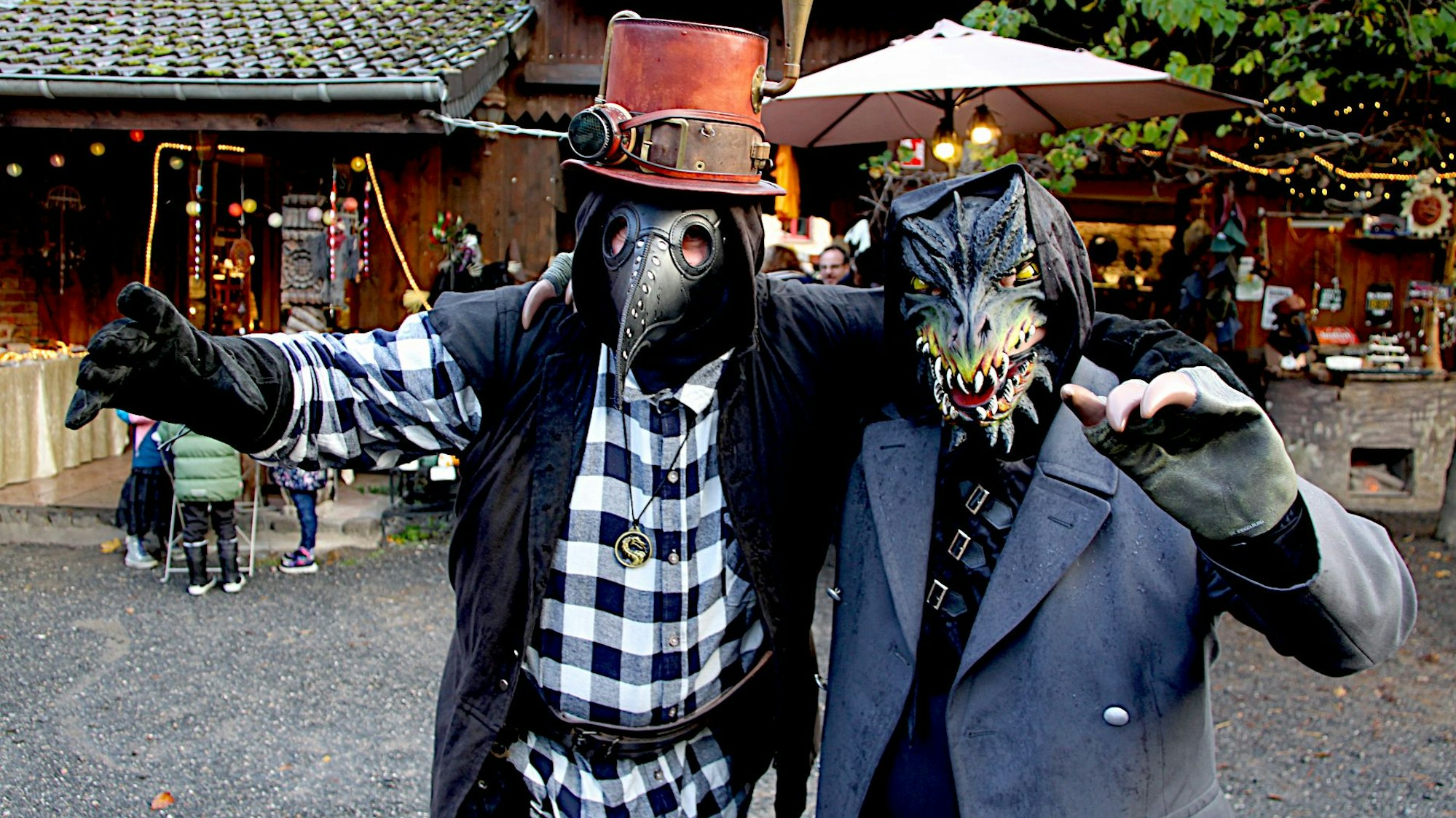 Zwei Männer in Kostümen stehen nebeneinander.