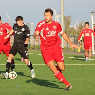 Johannes Püllen kommt nicht hinter dem Gegner her, Georg Salmon, unscharf im Vordergrund, scheint orientierungslos.