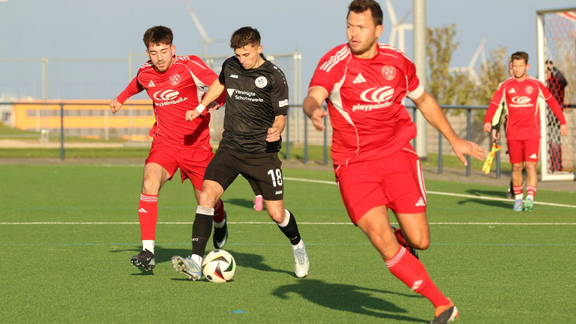 Johannes Püllen kommt nicht hinter dem Gegner her, Georg Salmon, unscharf im Vordergrund, scheint orientierungslos.