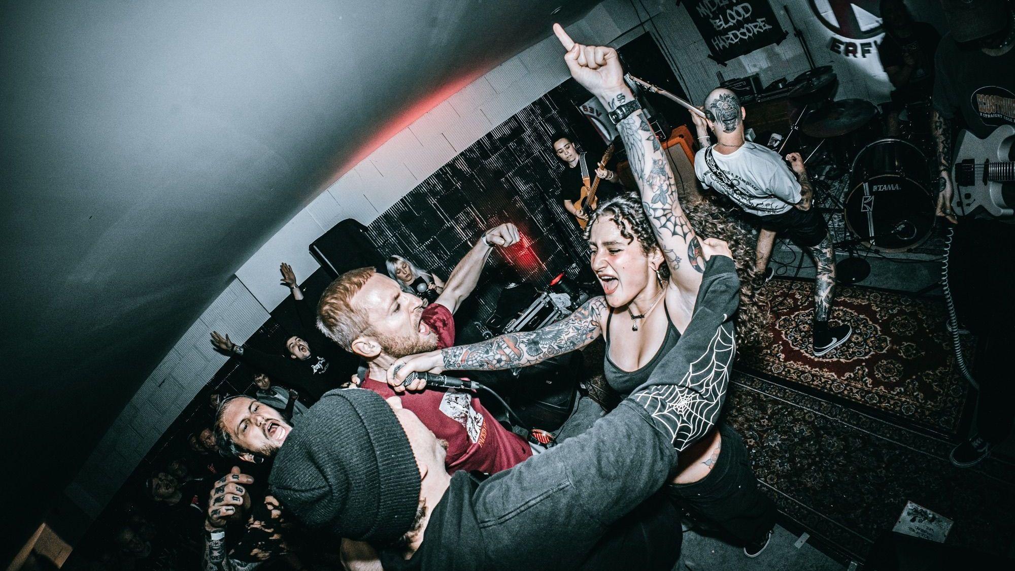 Das Bild zeigt die Bonner Hardcore-Band ‚Passed Out‘ bei einer Show. Foto: last.fragments.photo