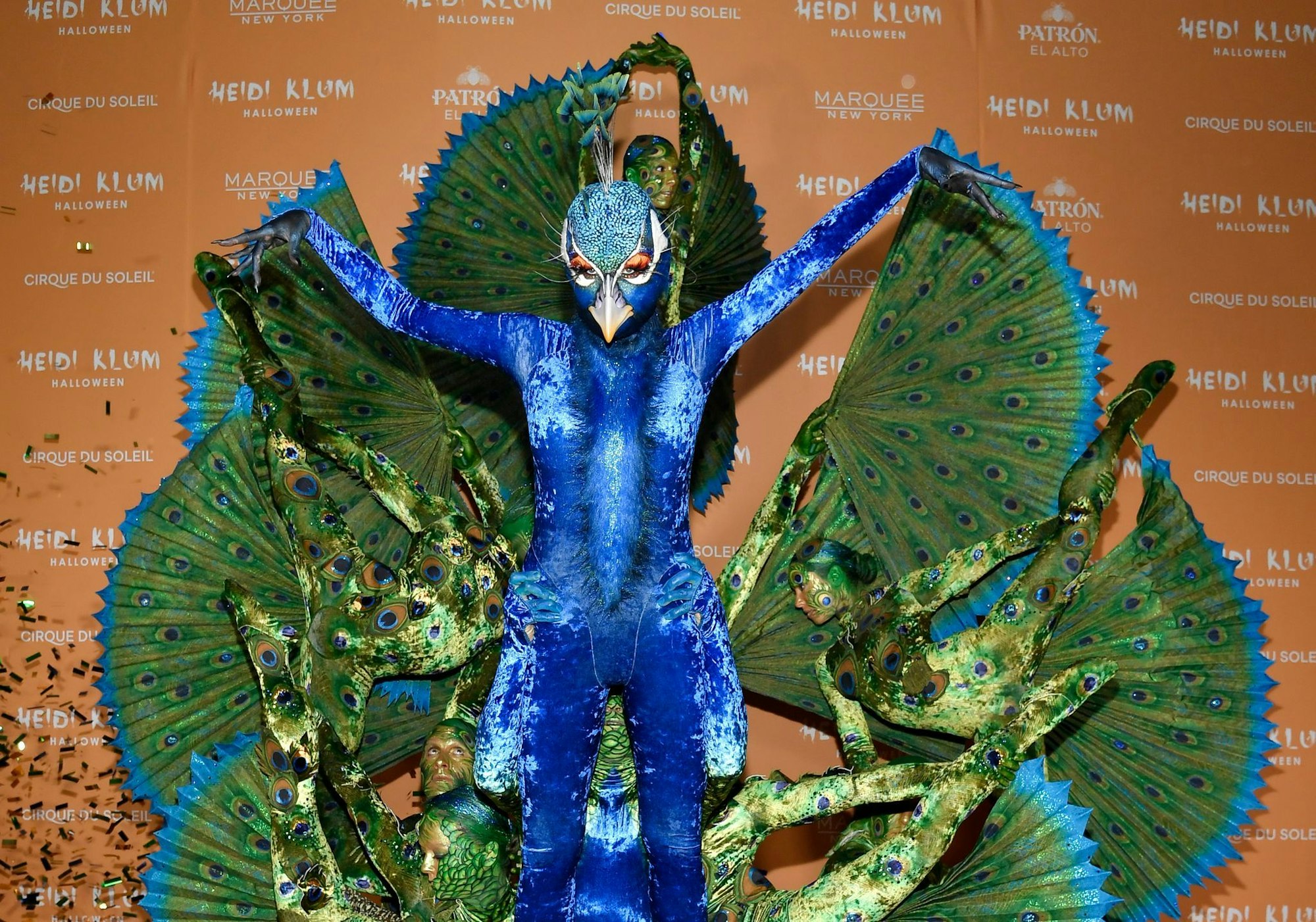 Heidi Klum ist in ihrem Halloween-Kostüm oft nicht zu erkennen - 2023 war sie ein Pfau. (Archivbild)