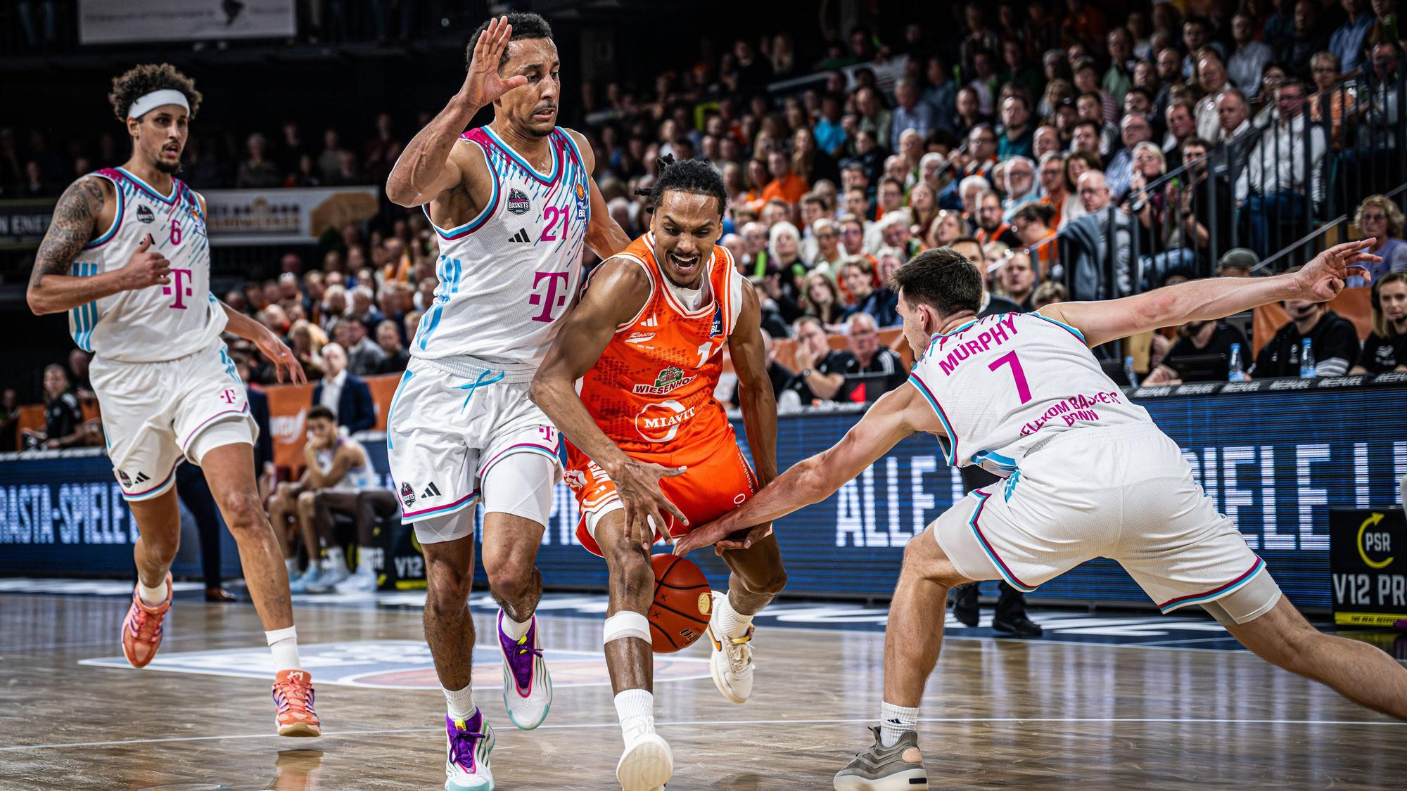 Gute Defense: Vechtas Alonzo Verge Jr. sieht sich den drei Bonnern Mike Kessens, Joel Aminu und Grayson Murphy (v.l.) gegenüber.