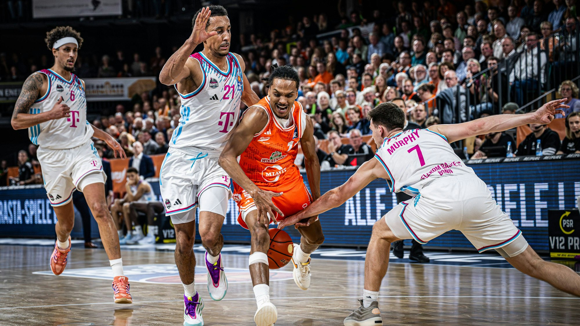 Gute Defense: Vechtas Alonzo Verge Jr. sieht sich den drei Bonnern Mike Kessens, Joel Aminu und Grayson Murphy (v.l.) gegenüber.