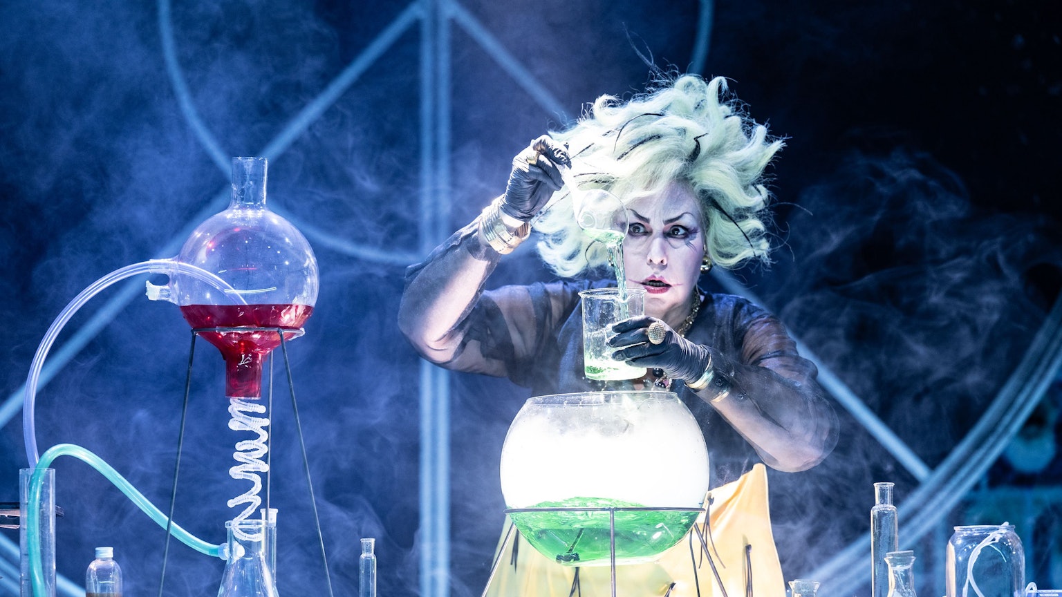 Szene mit Sängerin Dalia Schaechter aus „Der Wunschpunsch“ in der Kölner Kinderoper.