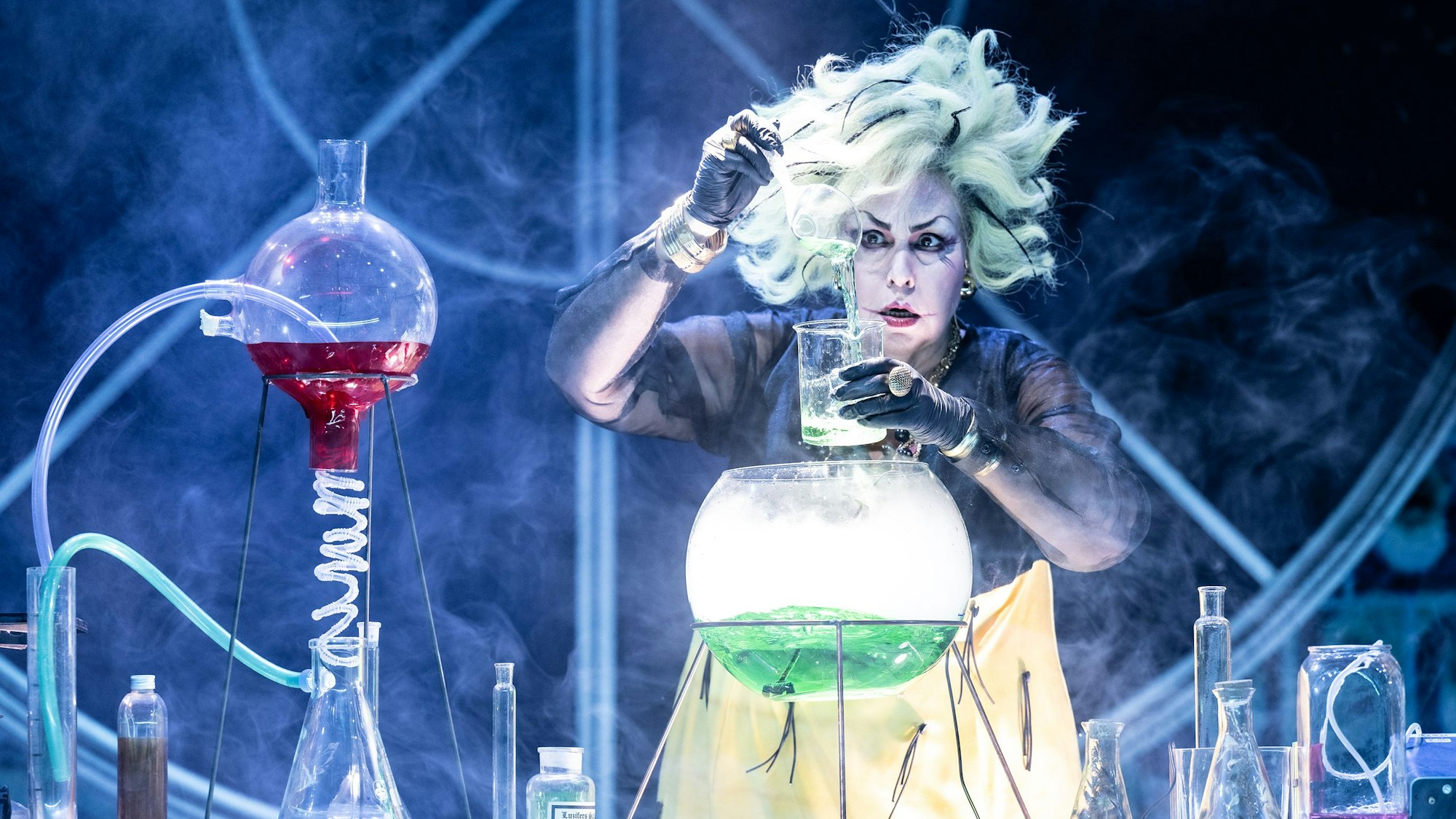 Szene mit Sängerin Dalia Schaechter aus „Der Wunschpunsch“ in der Kölner Kinderoper.