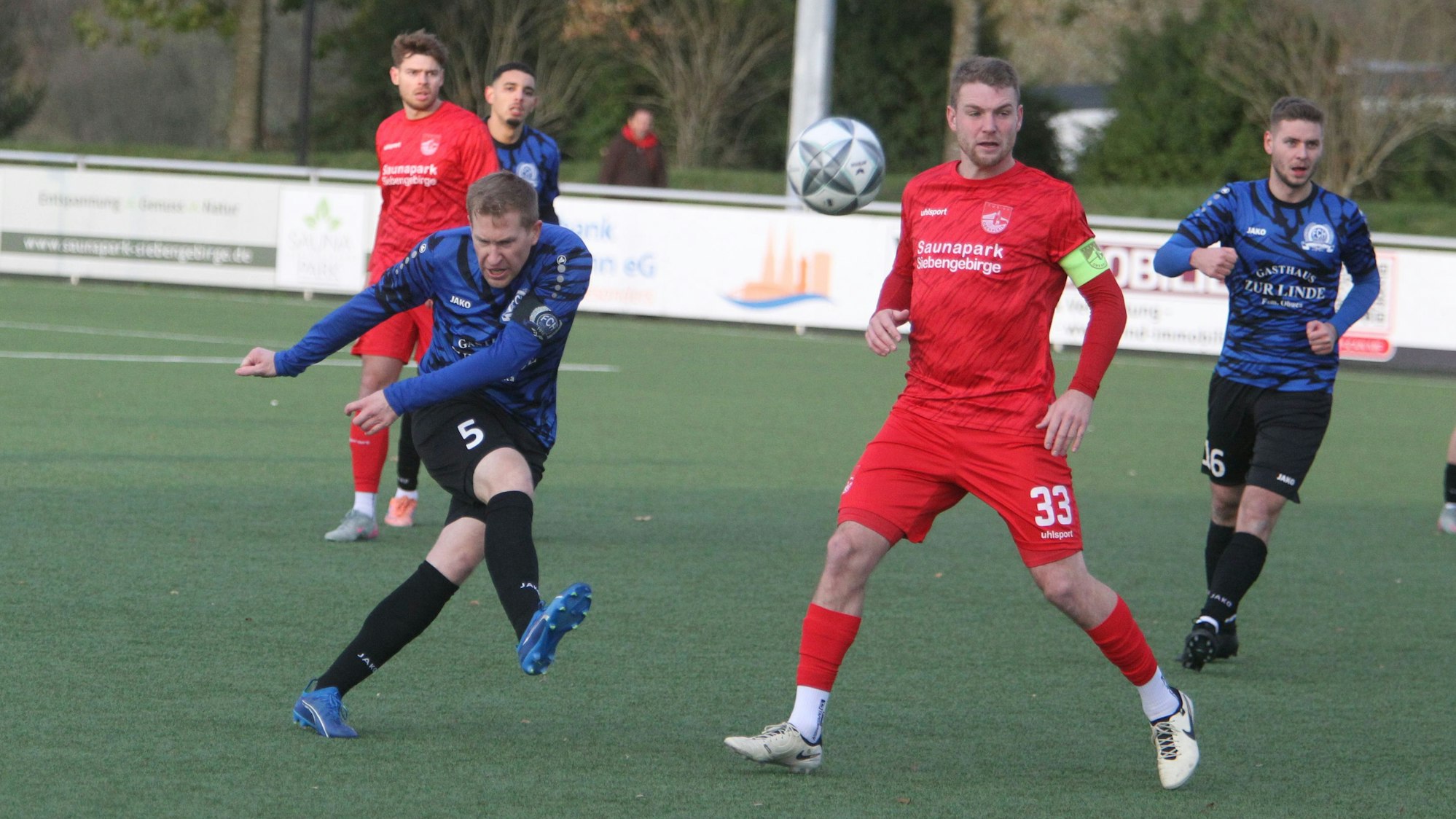 Der Rheidter Tilo Bruns schlägt den Ball vor dem Oberpleiser Kapitän Tim Becker aus der Gefahrenzone.