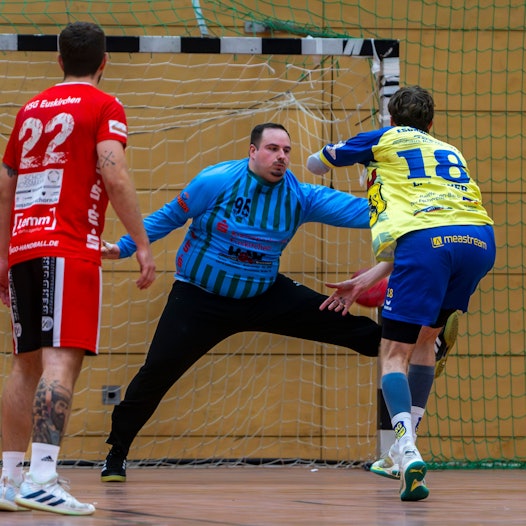 Euskirchens Torwart Andre Jonas pariert einen Wurf.