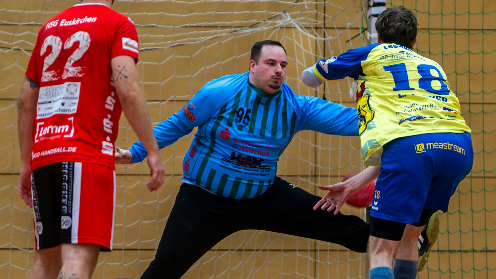 Euskirchens Torwart Andre Jonas pariert einen Wurf.