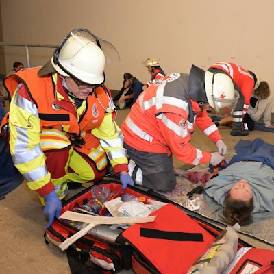 DRK-Sanitäter versorgen „Verletzte“ bei einer Großübung in Rösrath-Kleineichen.