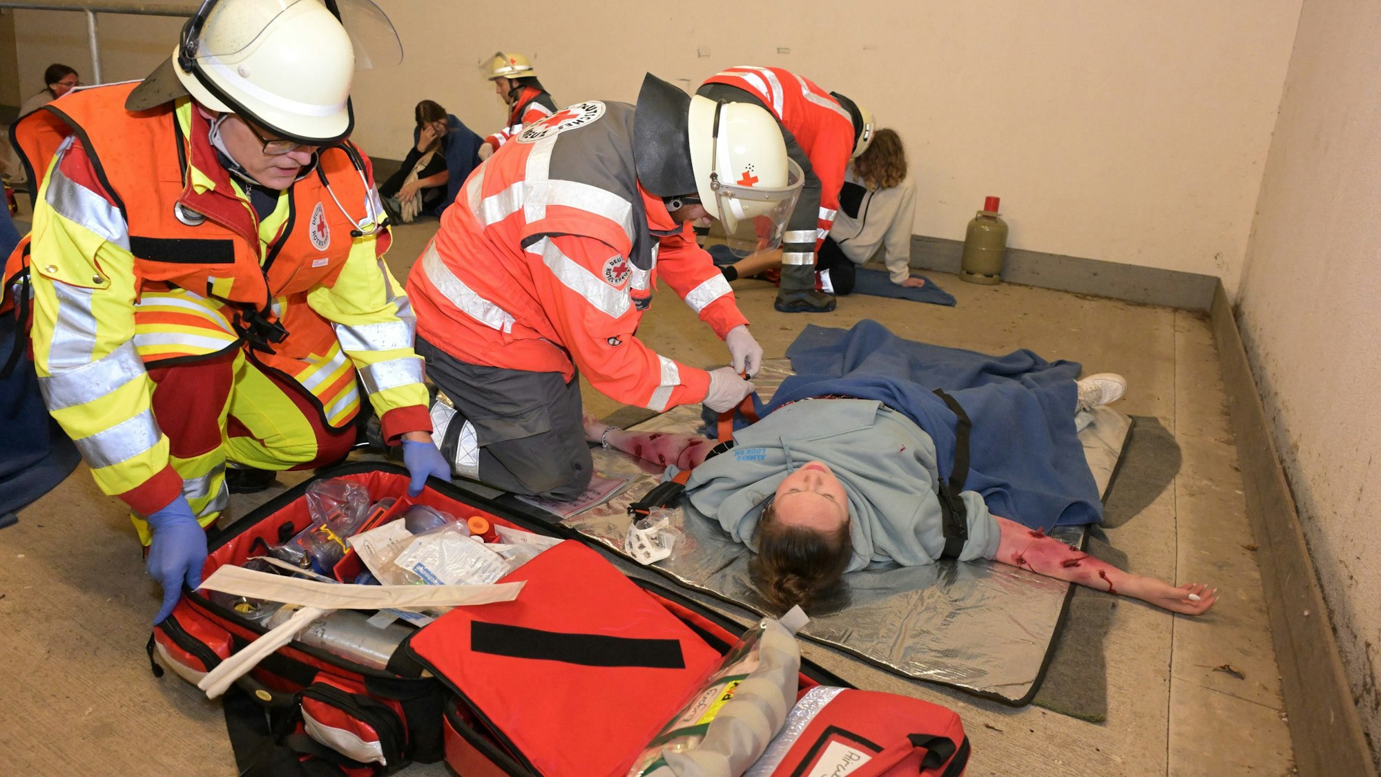 DRK-Sanitäter versorgen „Verletzte“ bei einer Großübung in Rösrath-Kleineichen.