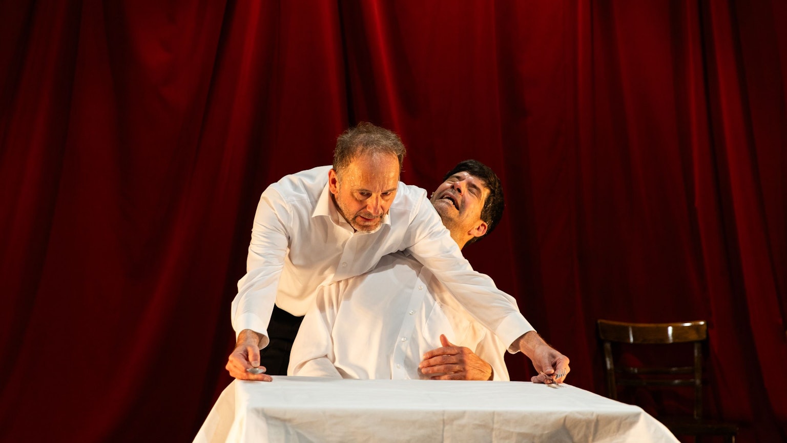 Szene mit Frank Genser, Christoph Schüchner im Stück „Die Rechnung“ im Depot, Schauspiel Köln.