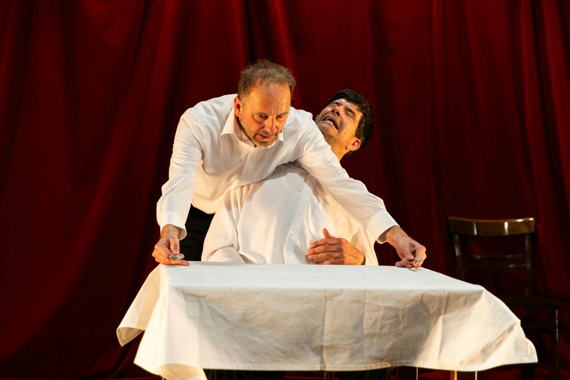 Szene mit Frank Genser, Christoph Schüchner im Stück „Die Rechnung“ im Depot, Schauspiel Köln.